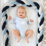 tour de lit tresse avec un bébé dans son berceau