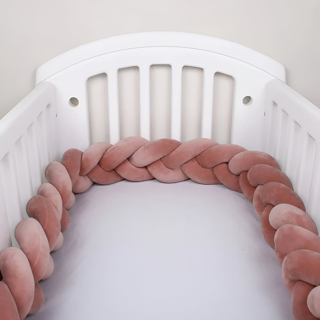 tour de lit tressé pourpre pour bébé dans un lit