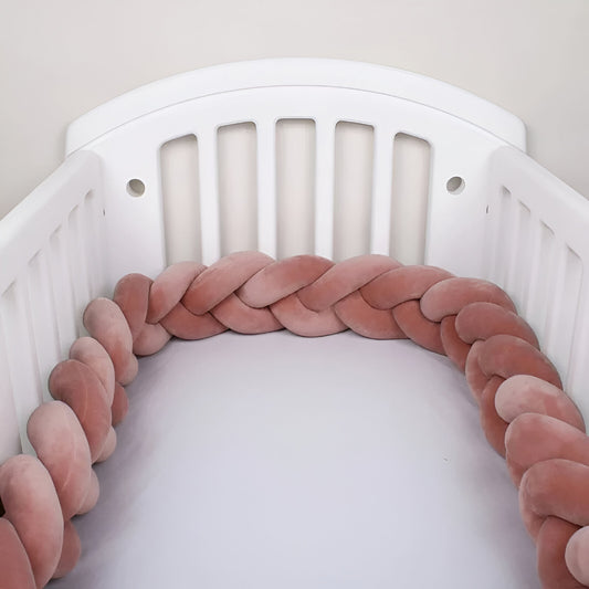 tour de lit tressé pourpre pour bébé dans un lit