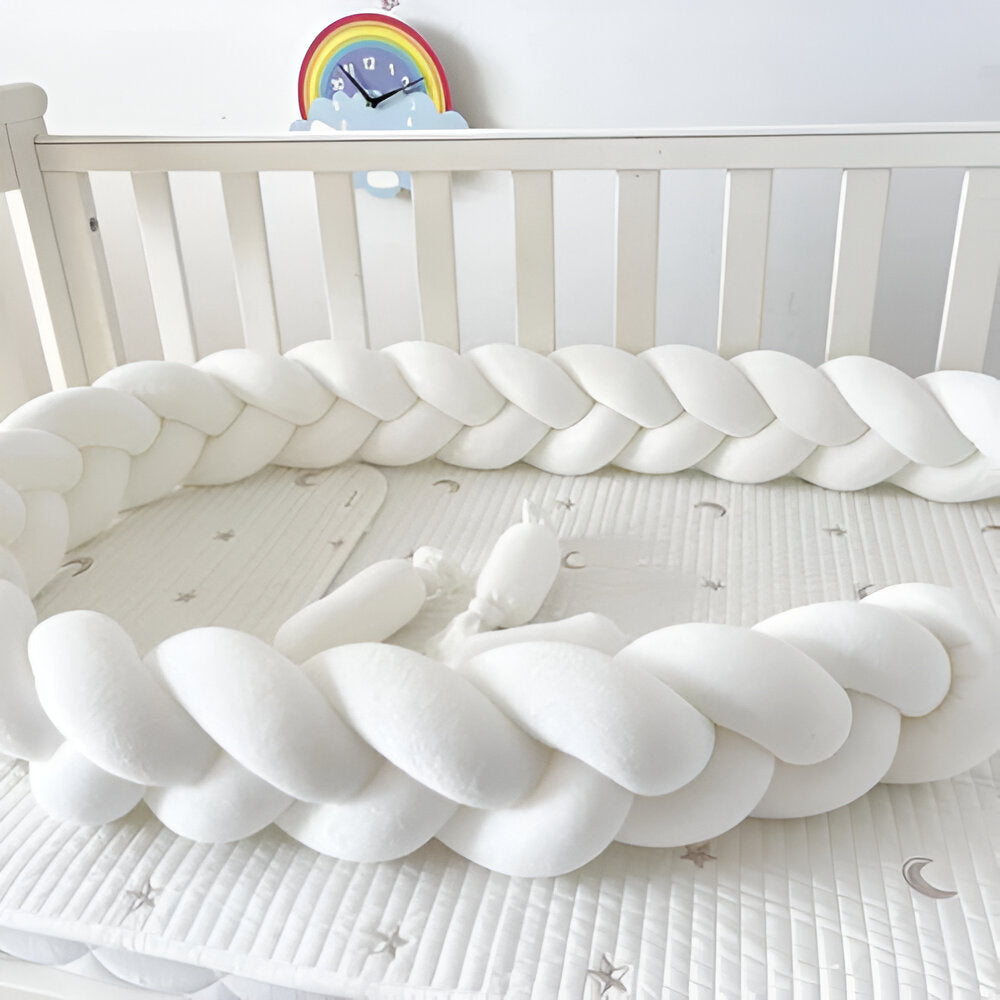 tresse de lit bebe blanche dans un berceau