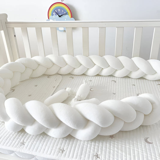 tresse de lit bebe blanche dans un berceau