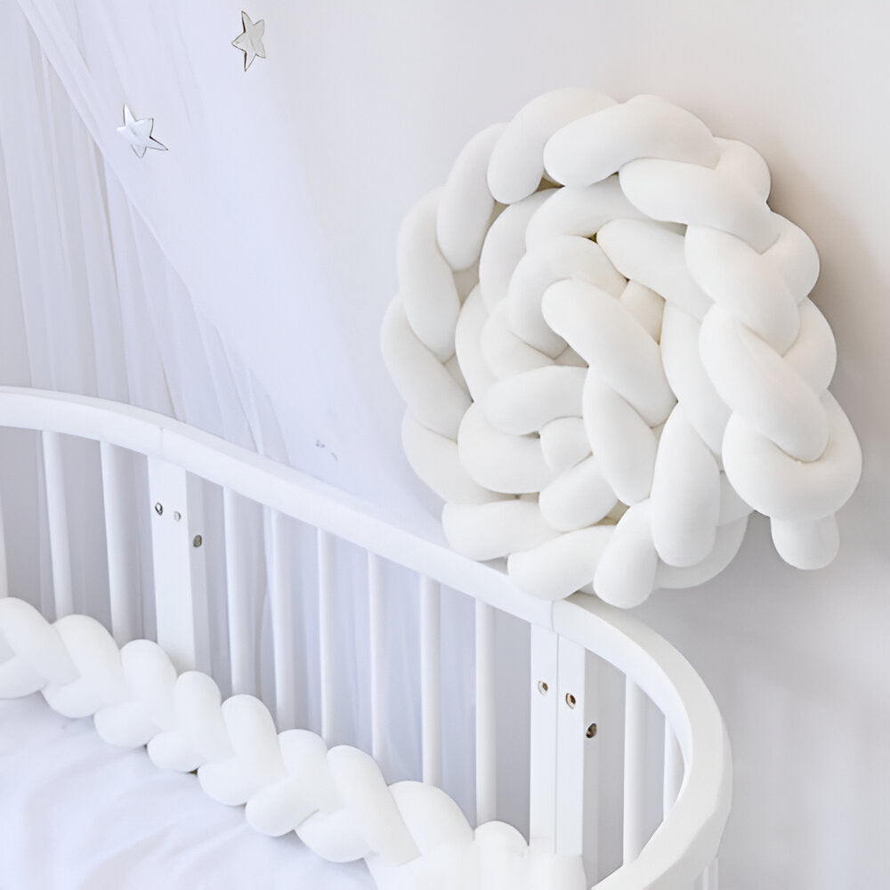 tresse de lit enroulé sur elle même contre un mur