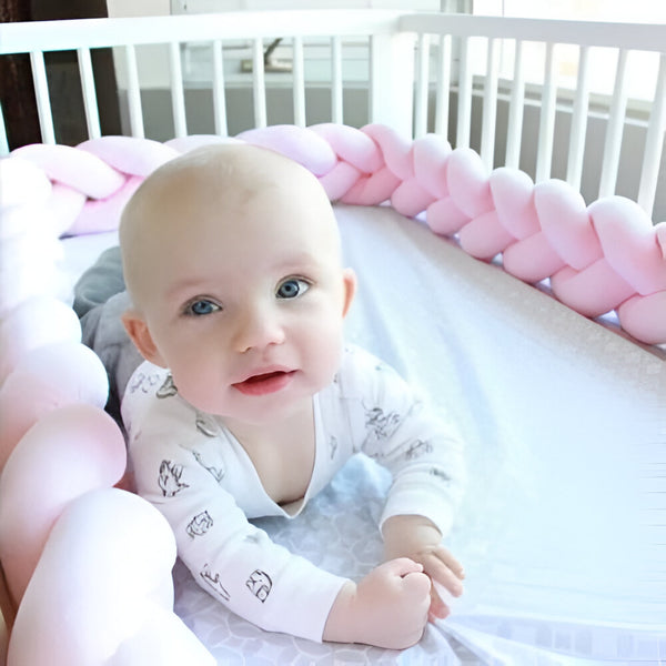 bébé sur le ventre avec la tresse de lit bébé