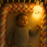 bébé qui dort avec sa tresse de lit bebe tresse et une veilleuse lapin