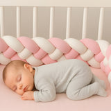 bébé qui dort avec sa tresse de lit bebe tresse