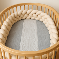 Tresse de lit beige dans un berceau