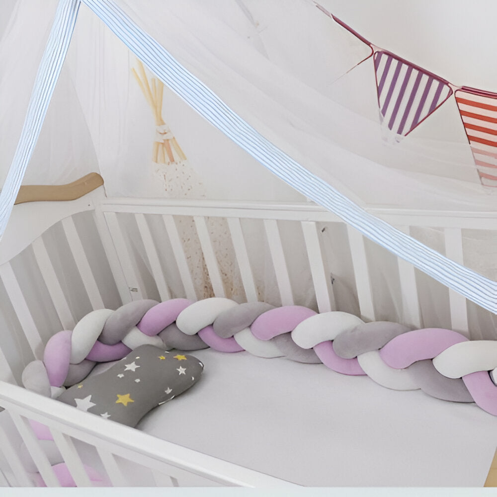 tresse tour de lit dans un lit a barreaux pour bébé