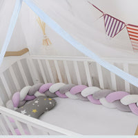 tresse tour de lit dans un lit a barreaux pour bébé