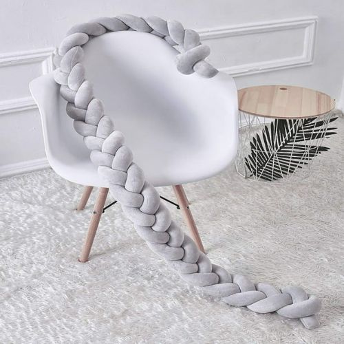 tresse de lit grise sur une chaise