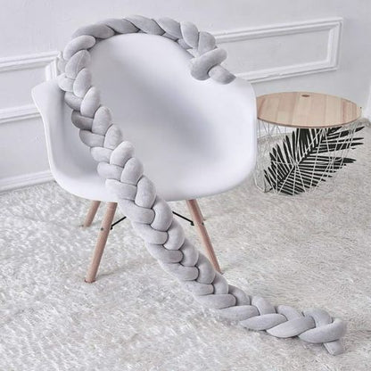 tresse de lit grise sur une chaise